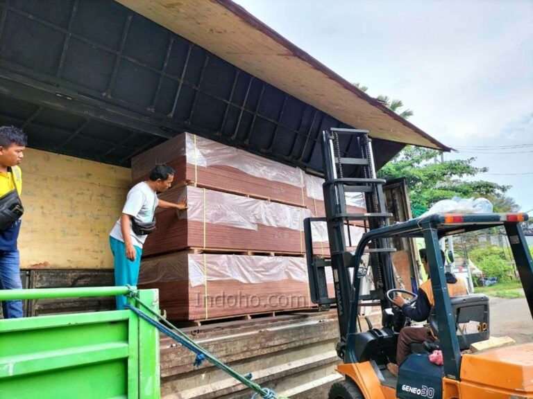 Distributor besar triplek phenolic film face 18mm siap kirim ke seluruh Indonesia PT Indoho