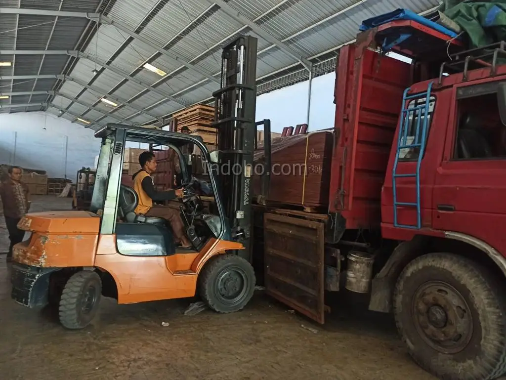 Tim logistik PT Indoho Santosa Abadi memproses pesanan plywood phenolic di Semarang