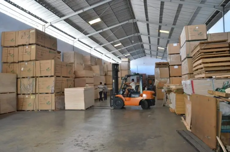 Truk pengiriman plywood phenolic film face dari gudang Semarang