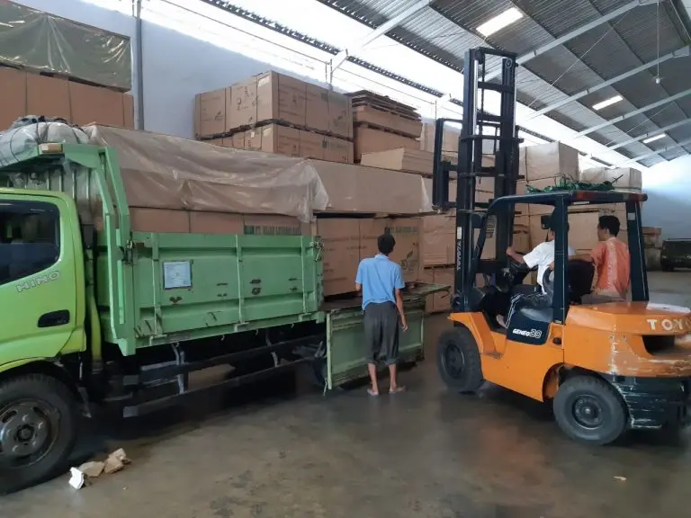 Forklift memuat plywood phenolic di gudang PT Indoho Santosa Abadi, Semarang