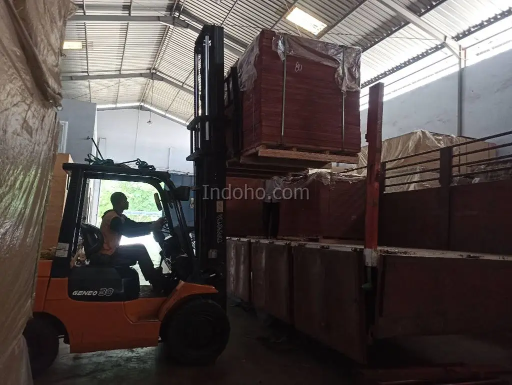 Stok triplek phenolic film face ready di gudang Semarang