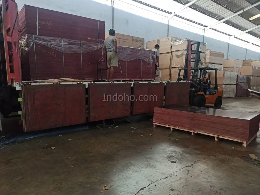 Stok material bekisting plywood phenolic skala besar di gudang Semarang